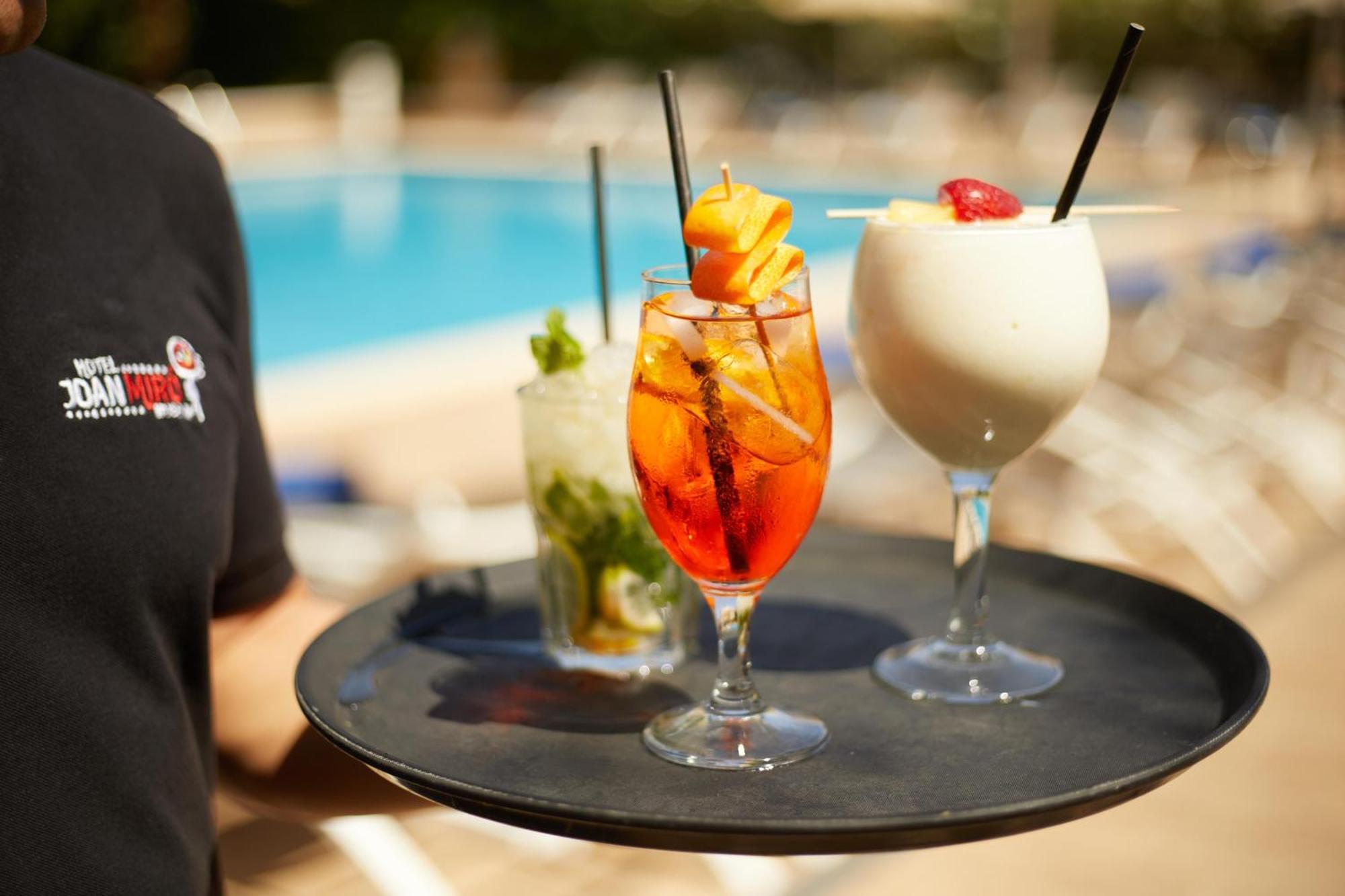 Hotel Joan Miro Museum Palma de Mallorca Dış mekan fotoğraf Cocktail service at a hotel